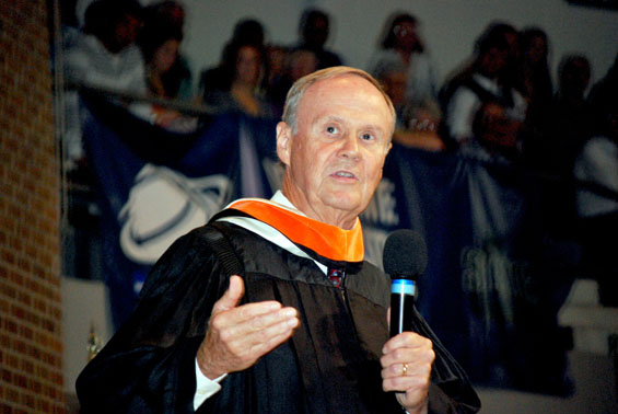IHL Vice President Ed Blakeslee delivers the keynote address during Delta State University’s 2011 Spring Commencement. 