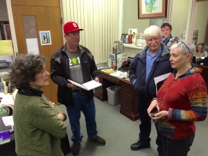 Lee Aylward (left) of The Delta Center speaks with National Park Travelers Club visitors about Mississippi Delta attractions.