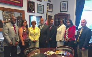Congressman Bennie Thompson poses with members of the DLI's Executive Academy.