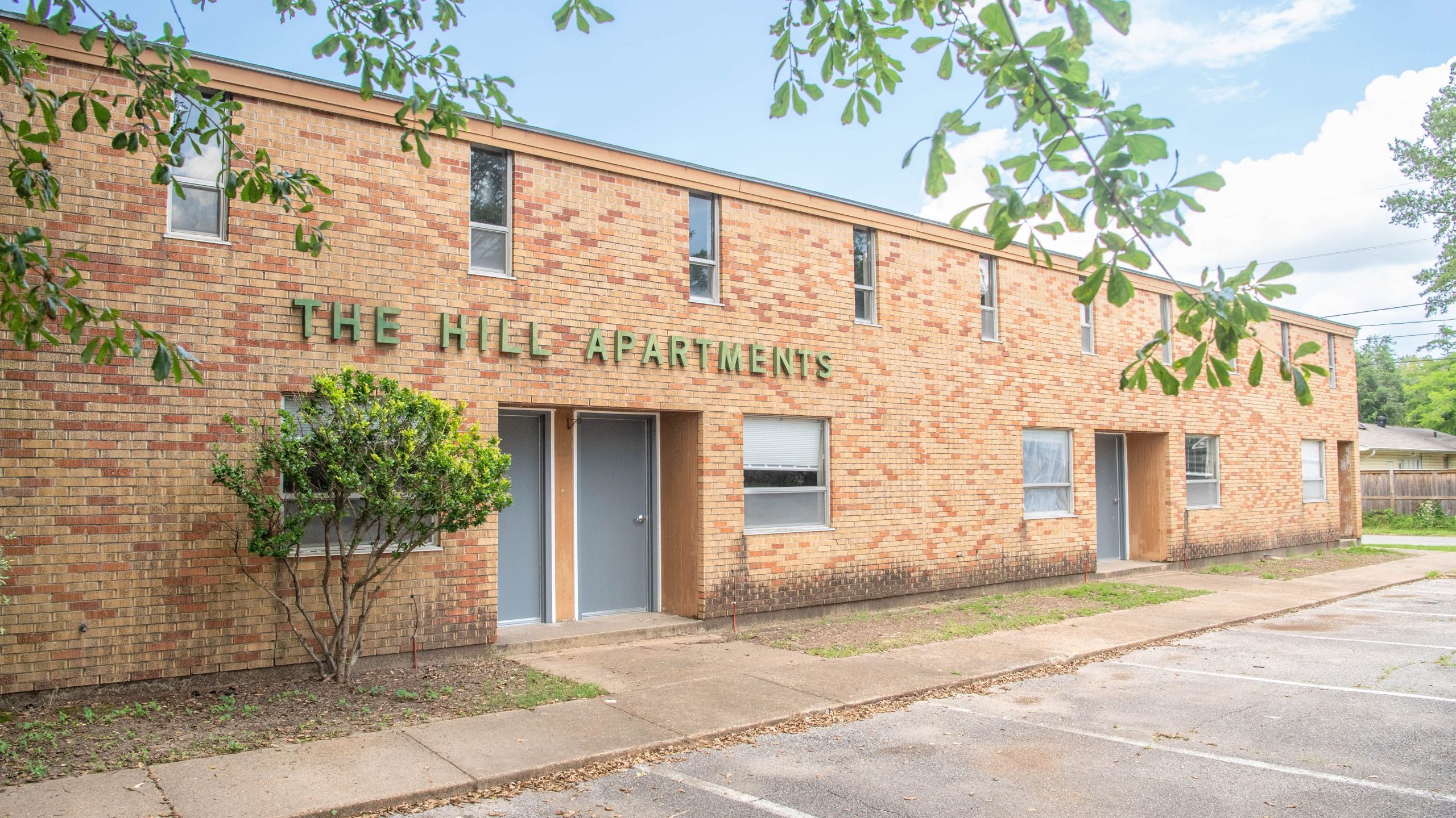 Exterior view of Hill Apartments residence hall.